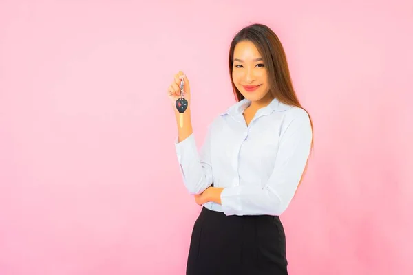 Retrato Bonito Jovem Asiático Mulher Com Carro Chave Rosa Isolado — Fotografia de Stock