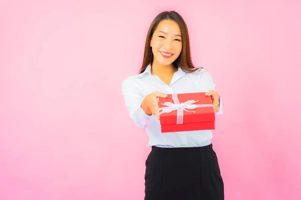 Portret Mooie Jonge Aziatische Zakenvrouw Met Rode Geschenkdoos Roze Kleur — Stockfoto