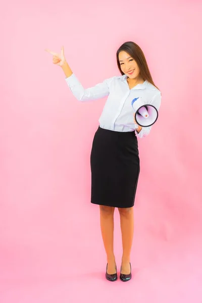 Porträtt Vacker Ung Asiatisk Kvinna Med Megafon Rosa Färg Bakgrund — Stockfoto