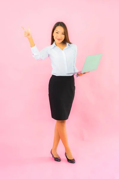 Retrato Bela Jovem Mulher Asiática Com Computador Laptop Cor Rosa — Fotografia de Stock