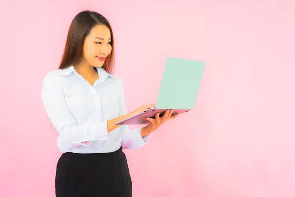 Портрет Красивая Молодая Азиатка Компьютером Ноутбук Розовом Фоне Цвета — стоковое фото