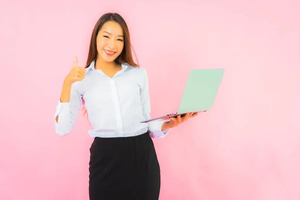 Portret Pięknej Młodej Azjatyckiej Kobiety Komputerowym Laptopem Różowym Tle — Zdjęcie stockowe
