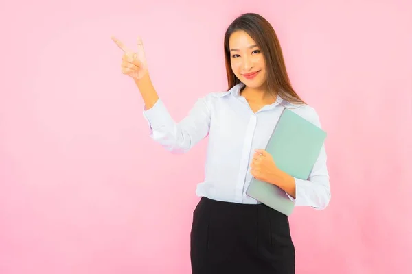 Portret Mooie Jonge Aziatische Vrouw Met Computer Laptop Roze Kleur — Stockfoto