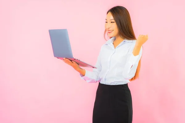 Retrato Bela Jovem Mulher Asiática Com Computador Laptop Cor Rosa — Fotografia de Stock