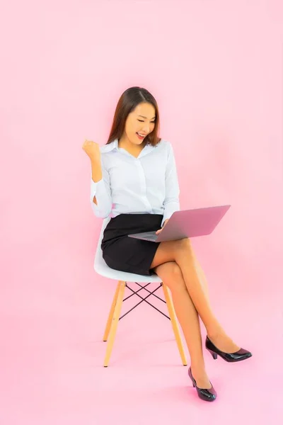 Portret Mooie Jonge Aziatische Vrouw Met Computer Laptop Roze Kleur — Stockfoto