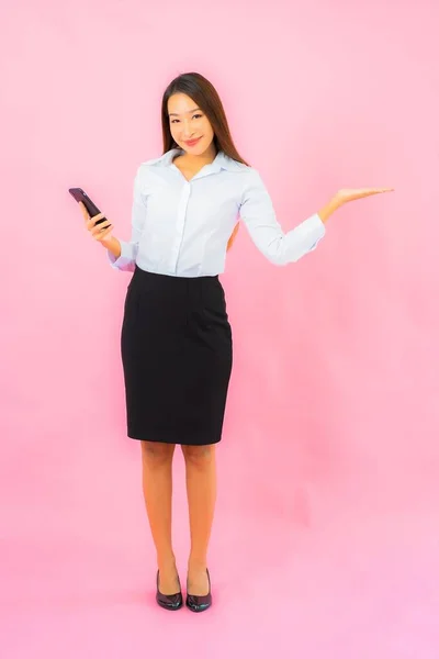 Portret Mooie Jonge Aziatische Vrouw Gebruik Slimme Mobiele Telefoon Roze — Stockfoto