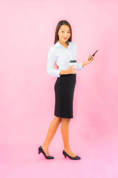 Portret Piękna Młoda Azjatycka Kobieta Używać Inteligentny Telefon Komórkowy Różowym — Zdjęcie stockowe