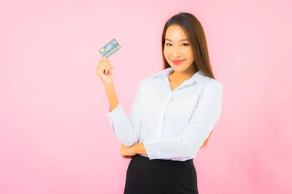 Retrato Hermosa Joven Asiática Mujer Con Tarjeta Crédito Sobre Fondo — Foto de Stock