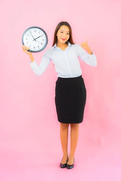 Retrato Hermosa Joven Asiática Mujer Espectáculo Reloj Alarma Rosa Fondo —  Fotos de Stock