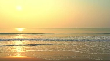 Güzel dalgalı denizin sakin görüntüleri.