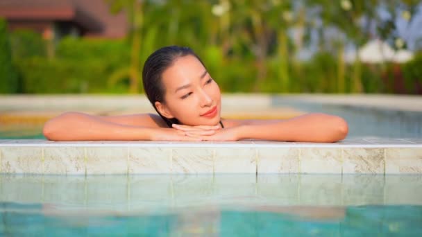 Retrato Bonito Jovem Asiático Mulher Relaxar Lazer Torno Piscina Hotel — Vídeo de Stock