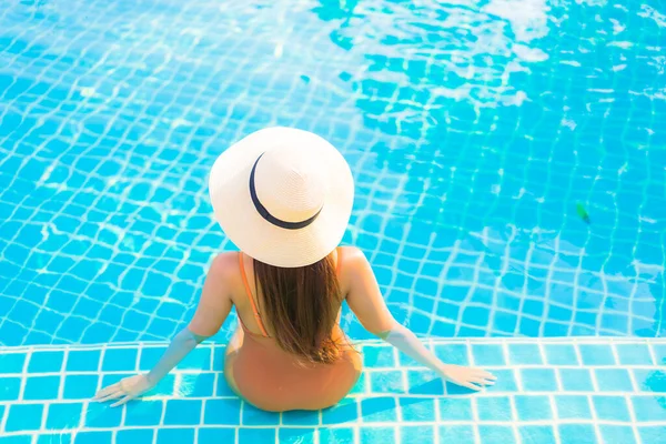 Retrato Hermosa Joven Mujer Asiática Relajarse Sonrisa Ocio Alrededor Piscina — Foto de Stock