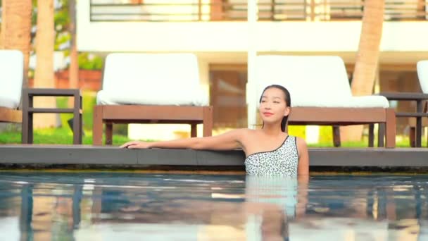 Portrét Krásná Mladá Asijská Žena Relax Volný Čas Kolem Bazénu — Stock video