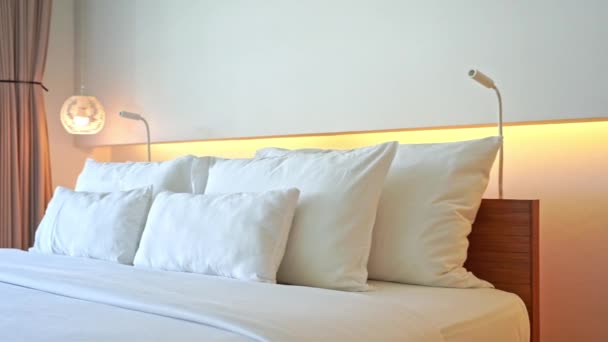 Wygodne Poduszki Dekoracji Łóżka Wnętrzu Sypialni — Wideo stockowe