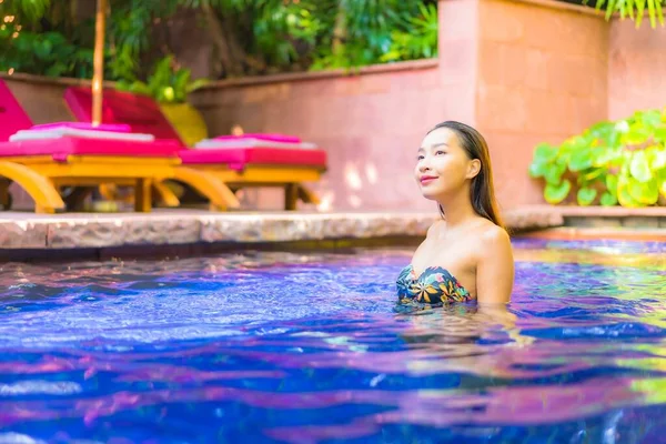 Retrato Hermosa Joven Asiática Mujer Relajarse Sonrisa Disfrutar Ocio Alrededor — Foto de Stock