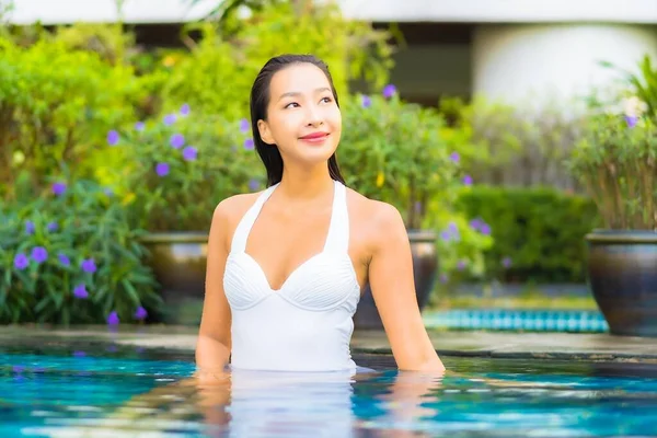 Güzel Bir Asyalı Kadın Portresi Rahatlayın Gülümseyin Tatil Için Oteldeki — Stok fotoğraf