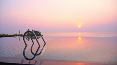 Oteldeki boş havuzun sakin görüntüleri.