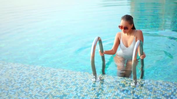 Retrato Hermosa Joven Mujer Asiática Relajarse Ocio Alrededor Piscina Complejo — Vídeo de stock