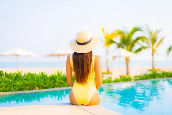 Retrato Hermosa Joven Asiática Mujer Relajarse Sonrisa Disfrutar Ocio Alrededor — Foto de Stock