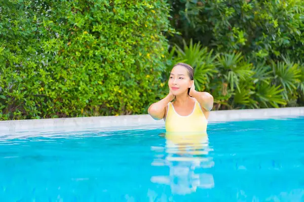 Retrato Hermosa Joven Asiática Mujer Relajarse Sonrisa Disfrutar Ocio Alrededor — Foto de Stock