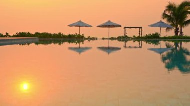 Oteldeki boş havuzun sakin görüntüleri.