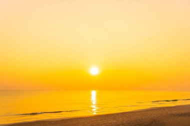 Gün batımında ya da gün doğumunda güzel tropikal deniz okyanusu