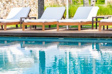 Boş bir tatil için oteldeki yüzme havuzunun etrafında boş bir iskemle.