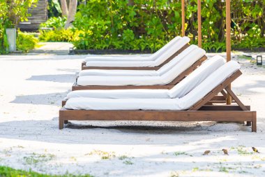 Boş bir tatil için oteldeki yüzme havuzunun etrafında boş bir iskemle.