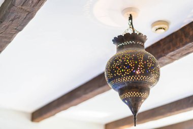 Fas tarzı dekorasyonda bir lamba.