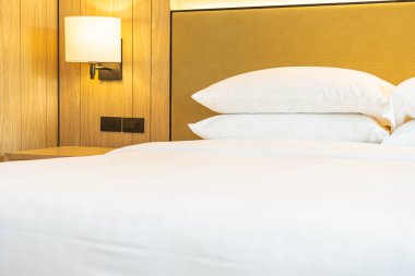 Yatak odasının iç dekorasyonuna beyaz yastık ve battaniye.