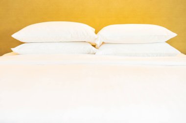 Yatak odasının iç dekorasyonuna beyaz yastık ve battaniye.