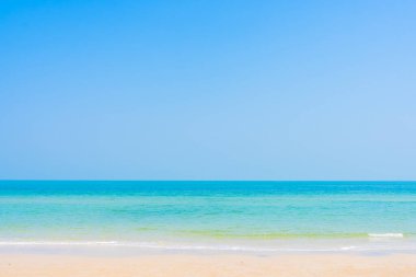 Deniz kıyısının güzel manzarası ve mavi gökyüzü tatil için beyaz bulut.