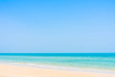 Deniz kıyısının güzel manzarası ve mavi gökyüzü tatil için beyaz bulut.