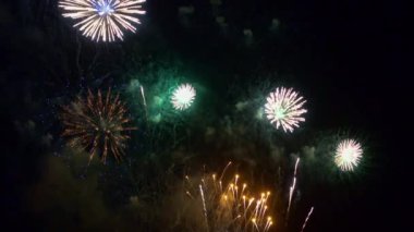 Gece gökyüzünde patlayan havai fişeklerin yakın çekim görüntüleri.