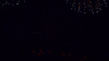 Gece gökyüzünde patlayan havai fişeklerin yakın çekim görüntüleri.