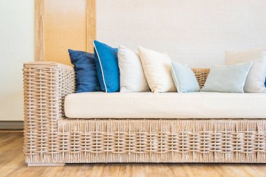 Kanepede yastık, oturma odasının içinde lamba süslemesi var.