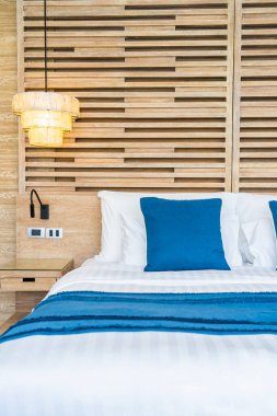 Yatak odasının iç dekorasyonuna yastık ve battaniye.