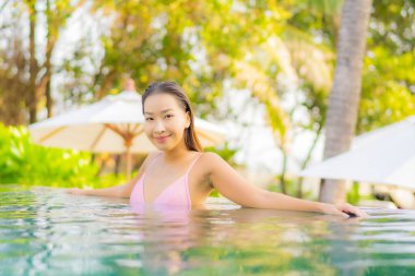 Güzel bir Asyalı kadın portresi. Rahatlayın. Yüzme havuzunun keyfini çıkarın.