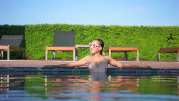 Retrato Bonito Jovem Asiático Mulher Relaxar Lazer Torno Piscina Hotel — Vídeo de Stock