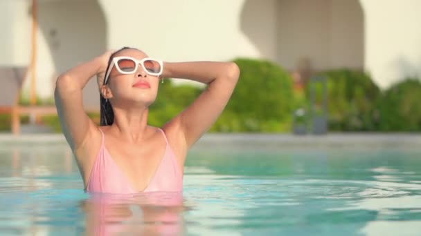 Güzel Bir Asyalı Kadın Portresi Otel Havuzunda Rahatça Yüzebiliyor — Stok video