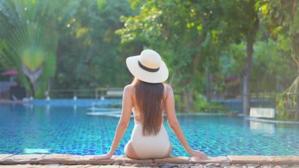 Retrato Hermosa Joven Mujer Asiática Relajarse Ocio Alrededor Piscina Complejo — Vídeos de Stock