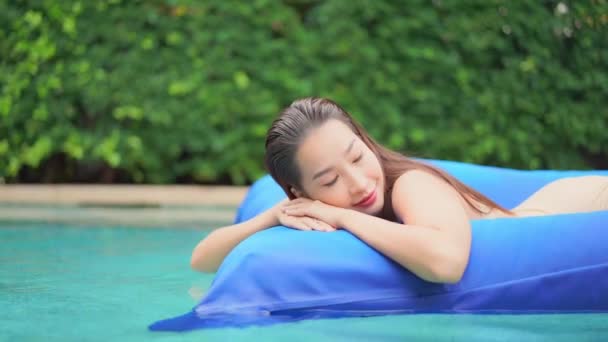 Портрет Красивая Молодая Азиатская Женщина Расслабиться Отдыха Вокруг Бассейна Отеле — стоковое видео