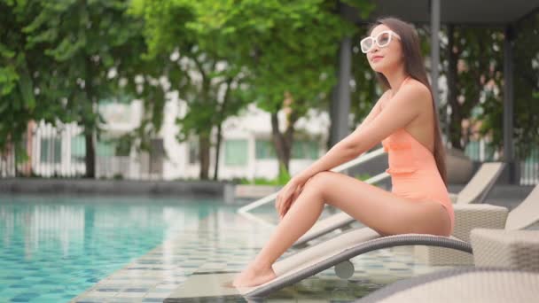 Güzel Bir Asyalı Kadın Portresi Otel Havuzunda Rahatça Yüzebiliyor — Stok video