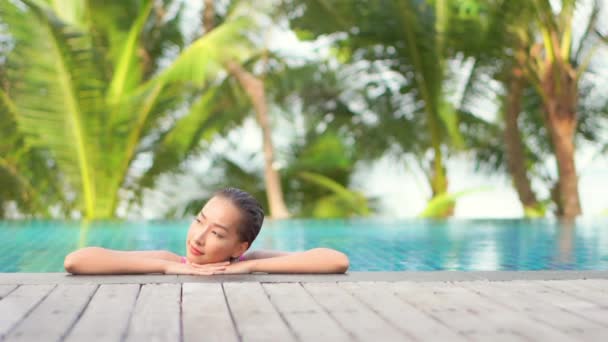 Retrato Hermosa Joven Mujer Asiática Relajarse Ocio Alrededor Piscina Complejo — Vídeo de stock