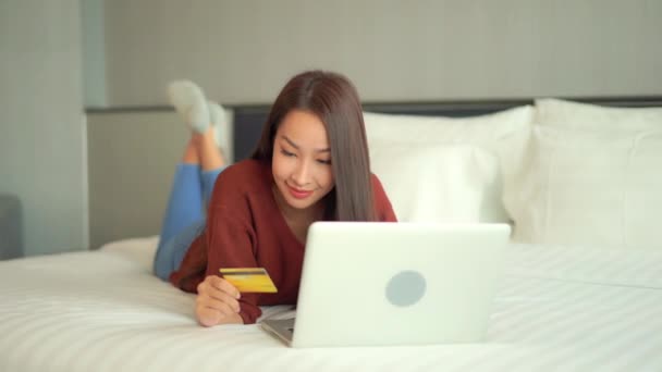 Felvétel Gyönyörű Fiatal Ázsiai Hogy Vásárlás Laptop Miközben Pihentető Ágyban — Stock videók