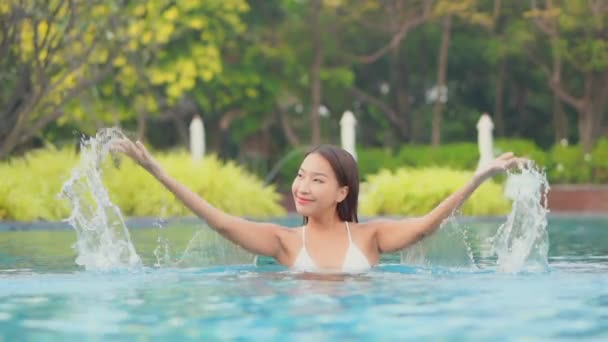 Portret Piękna Młoda Azjatycka Kobieta Relaks Wokół Basenu Ośrodku Hotelowym — Wideo stockowe