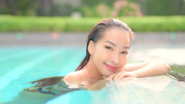 Retrato Hermosa Joven Mujer Asiática Relajarse Ocio Alrededor Piscina Complejo — Vídeos de Stock