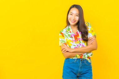 Güzel bir Asyalı kadın Sonkran Festivali için renkli bir tişört ve su tabancası giyiyor.