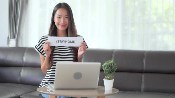 Nagranie Pięknej Młodej Azjatyckiej Kobiety Pracującej Laptopem Trzymającej Papier Napisem — Wideo stockowe