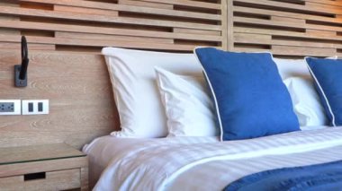 Oteldeki lüks mobilyalı yatak odasının görüntüleri.